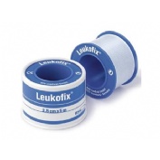 ESPARADRAPO HIPOALERGICO - LEUKOFIX (PLASTICO 5 X 2,5 CM 12 U)